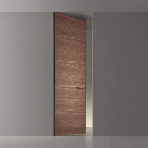 Porta a filo muro per interni Moon in Noce con struttura in metallo finitura Peltro di Rimadesio
