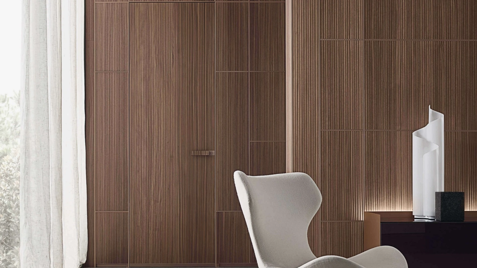 Boiserie Modulor in finitura Noce Sahara con maniglia con inserto in tinta di Rimadesio