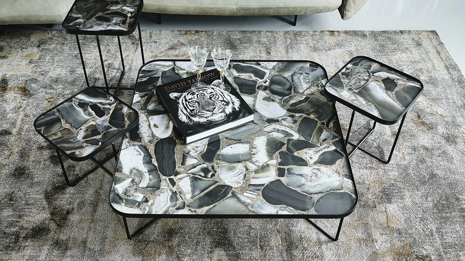 Tavolino in acciaio goffrato e piano in ceramica Benny Keramik di Cattelan Italia