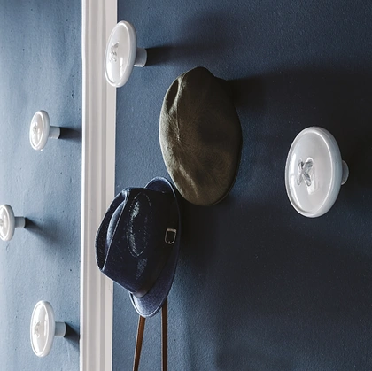 Appendiabiti Bottone in poliuretano rigido verniciato bianco madreperla di Cattelan Italia