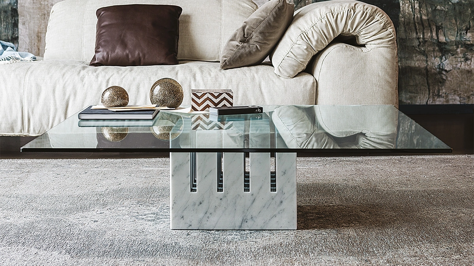 Tavolino con base in marmo e piano in cristallo Scacco di Cattelan Italia