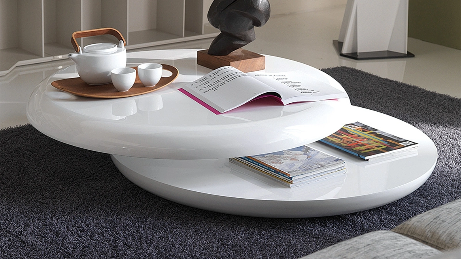 Tavolino con piano superiore girevole in legno laccato bianco lucido Yo-Yo di Cattelan Italia