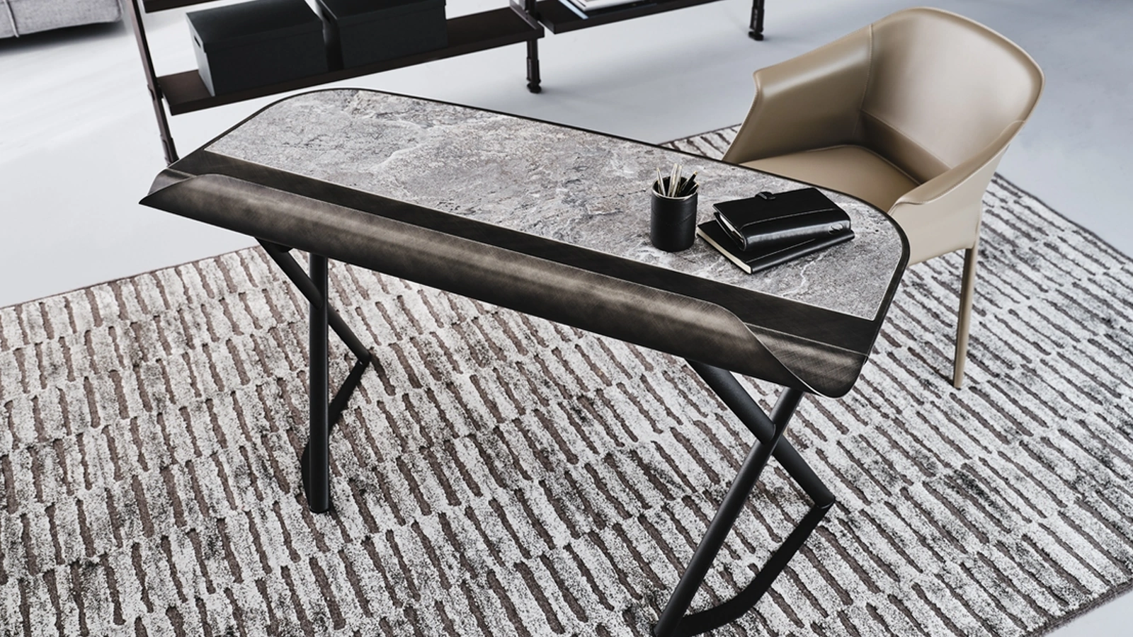 Scrittoio Cocoon Keramik con base in acciaio e piano in ceramica di Cattelan Italia