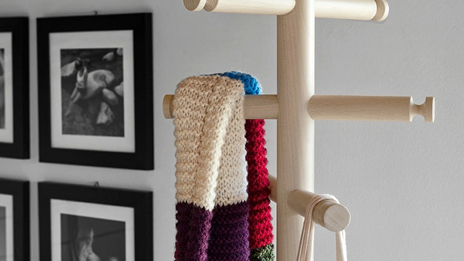 Appendiabiti in metallo con ganci in legno di faggio App di Connubia