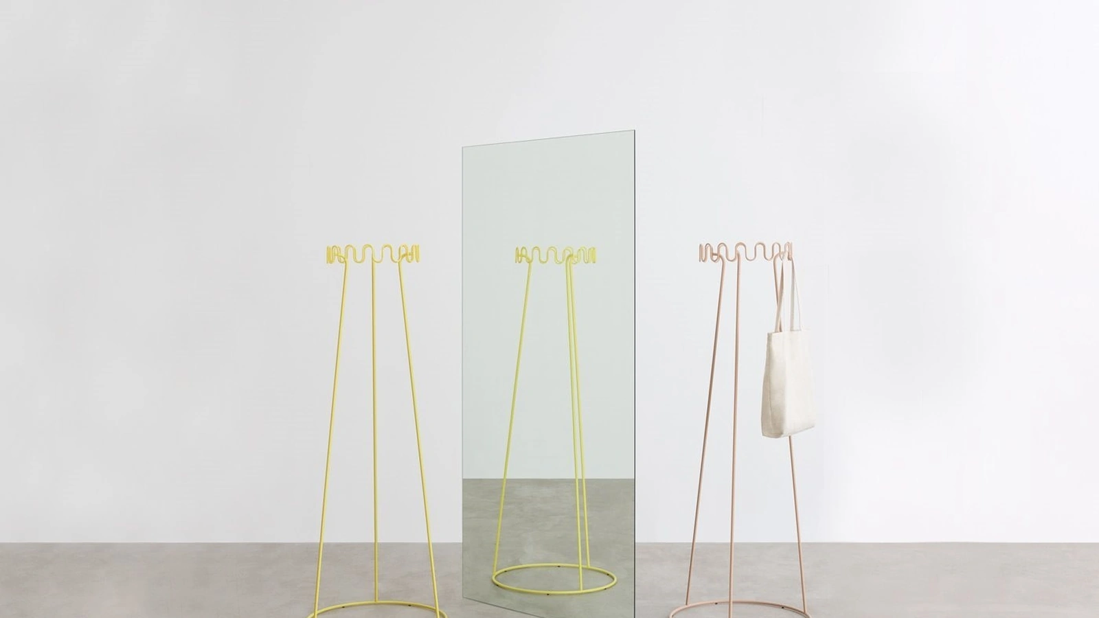 Appendiabiti Crown in tondino di acciaio di Desalto