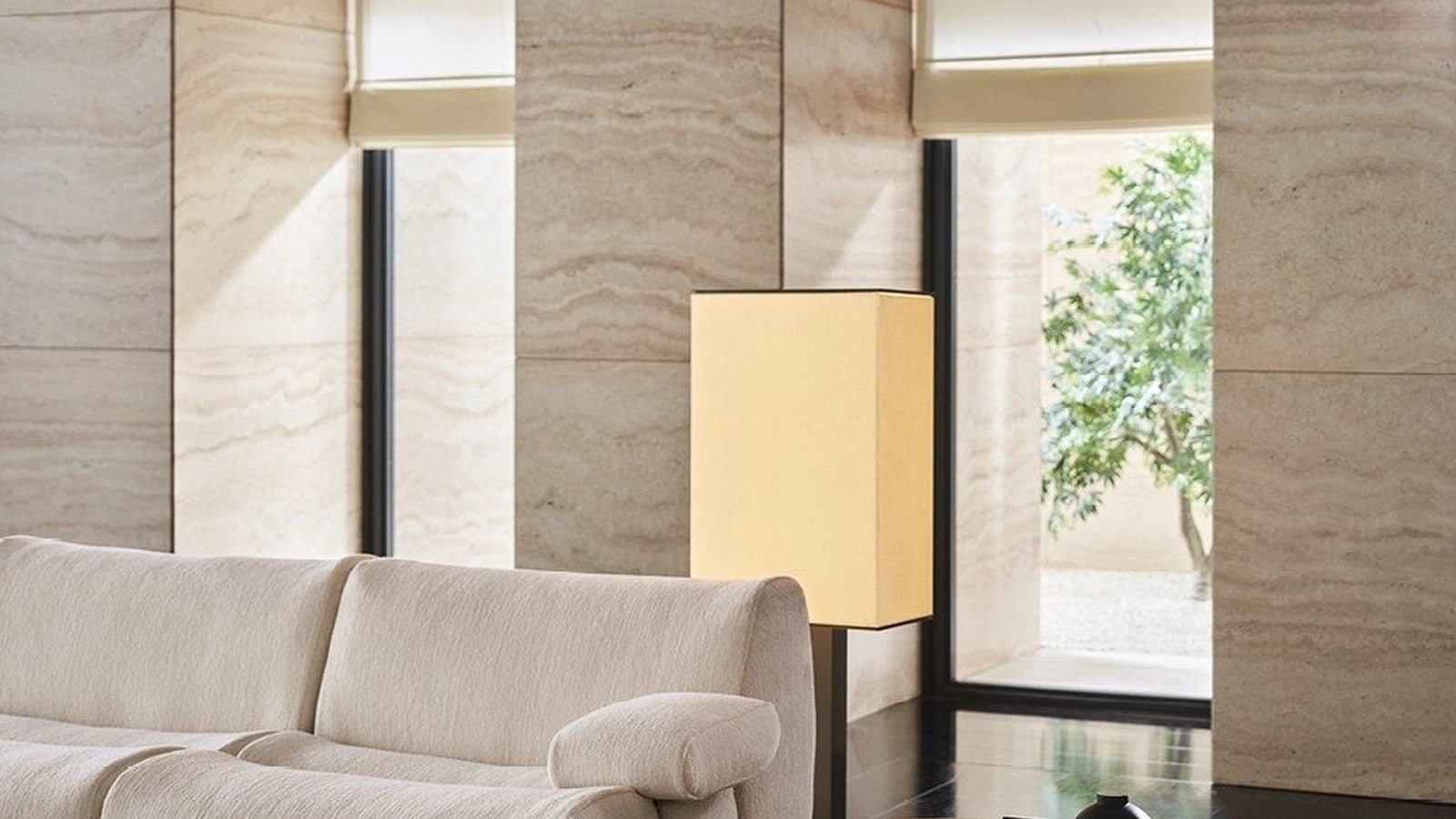 Tavolini Ernest in marmo travertino di Poliform