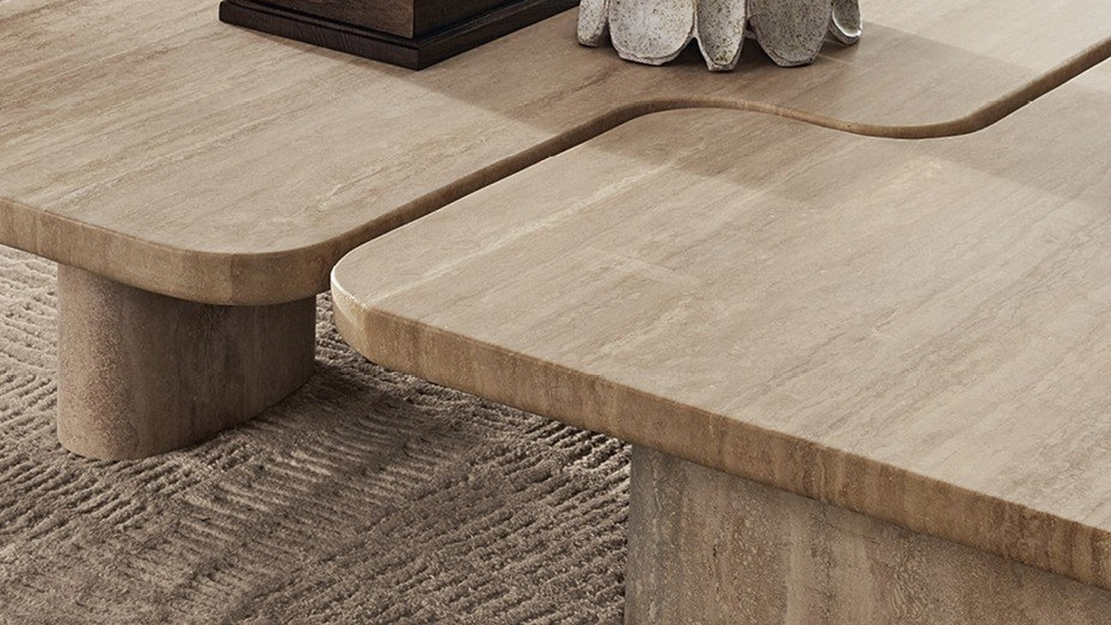 Tavolini Ernest in marmo travertino di Poliform