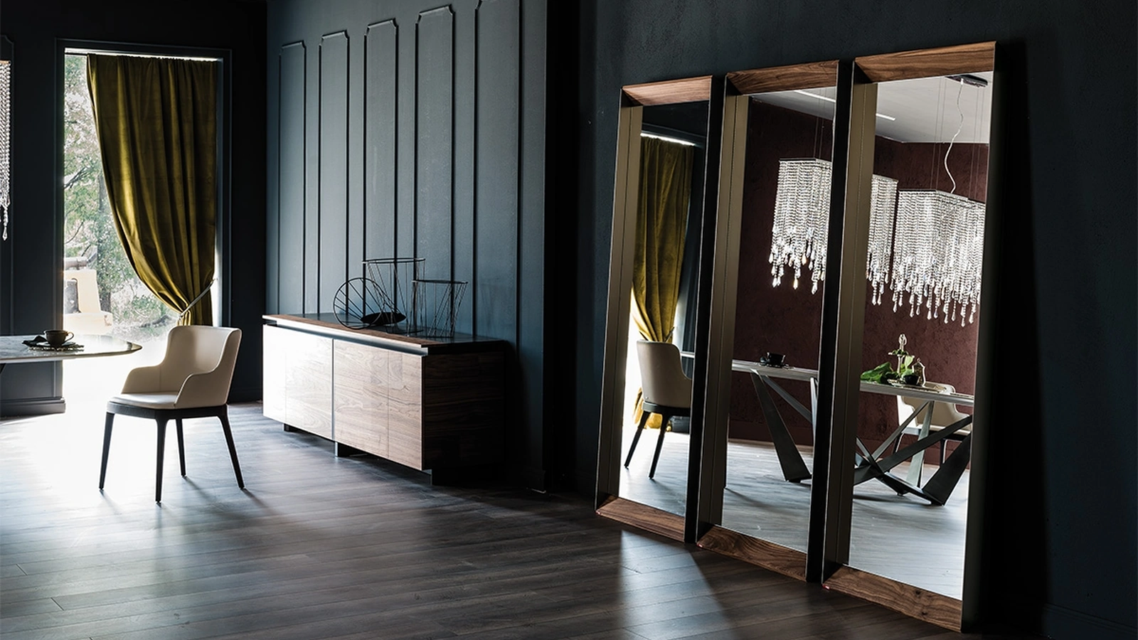 Specchio Excalibur con cornice in massello di Noce Canaletto di Cattelan Italia