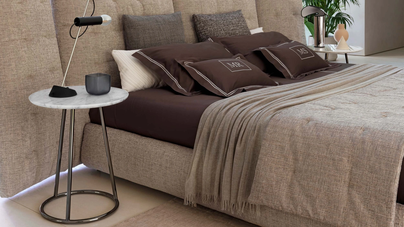 Tavolino Angle con piano in marmo e struttura in tubolare di metallo di Flou