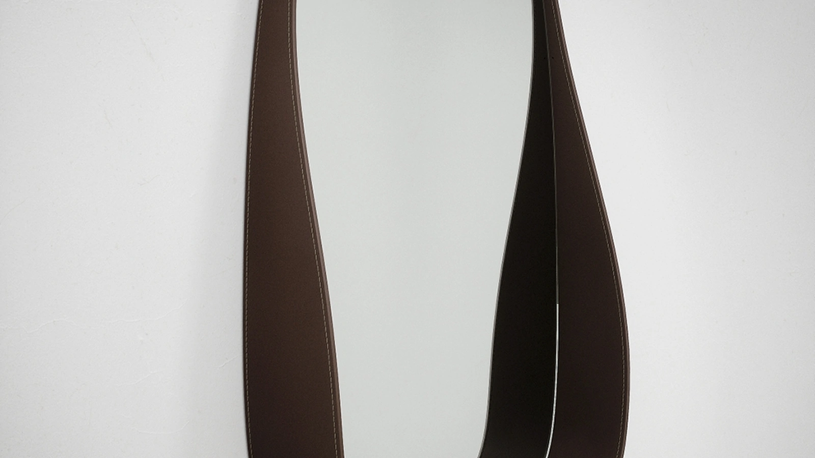 Specchio Flow con cornice in cuoio di Novamobili