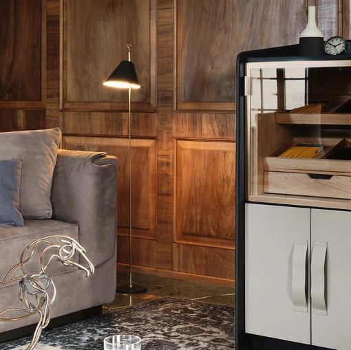 Mobile contenitore portasigari Gentleman in legno rivestito in pelle di Flou