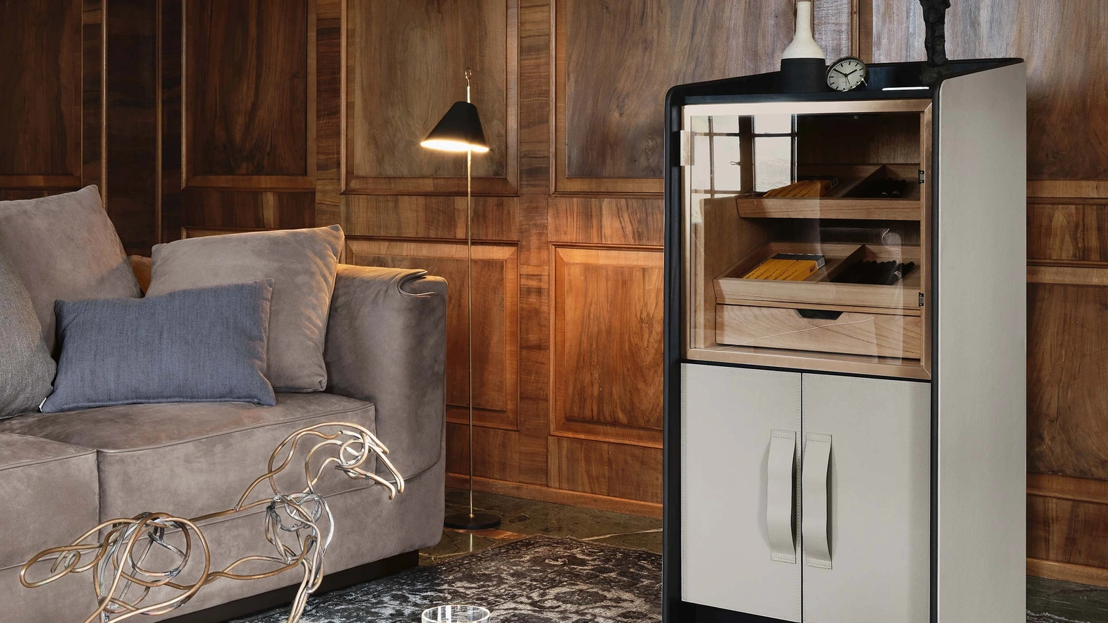 Mobile contenitore portasigari Gentleman in legno rivestito in pelle di Flou