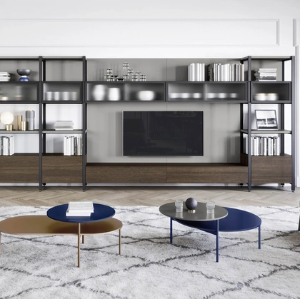 Tavolino con due piani posti ad altezze diverse Kin in laccato e metallo di Novamobili