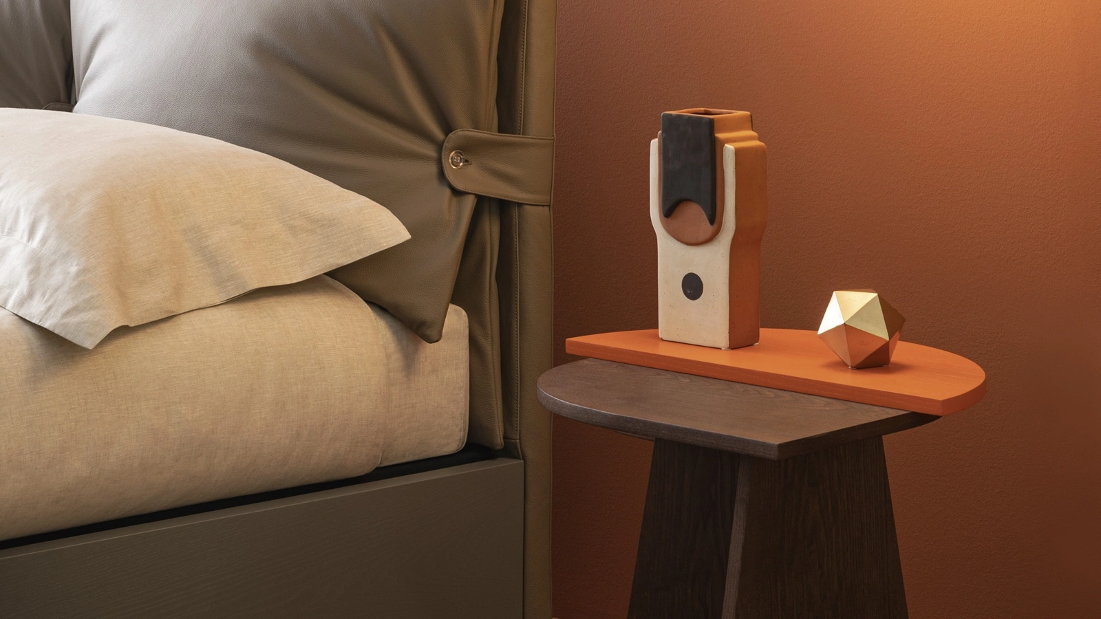 Tavolino Kisai 02 in legno con piano a contrasto in frassino tinto e laccato di Oggioni