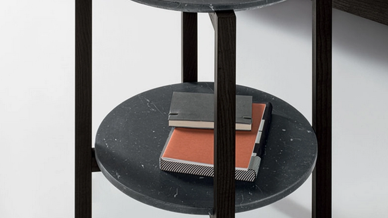 Tavolino Lanzo con top in marmo nero marquinia e struttura in frassino tinto di Oggioni