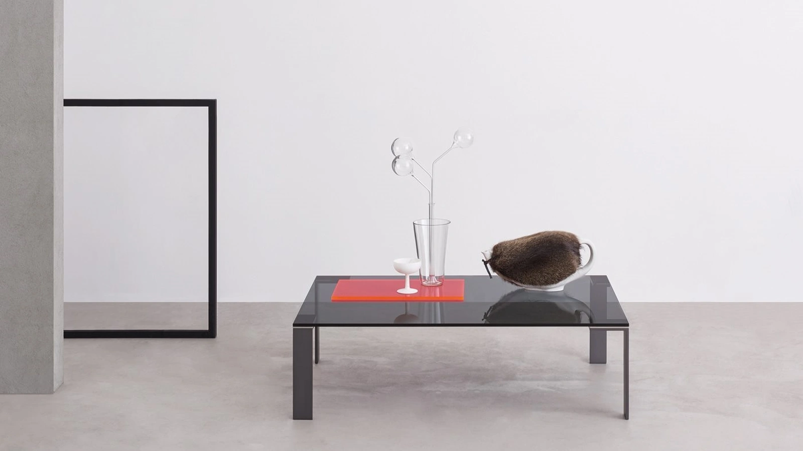 Tavolino Liko Glass con piano in cristallo temperato e gambe in acciaio di Desalto