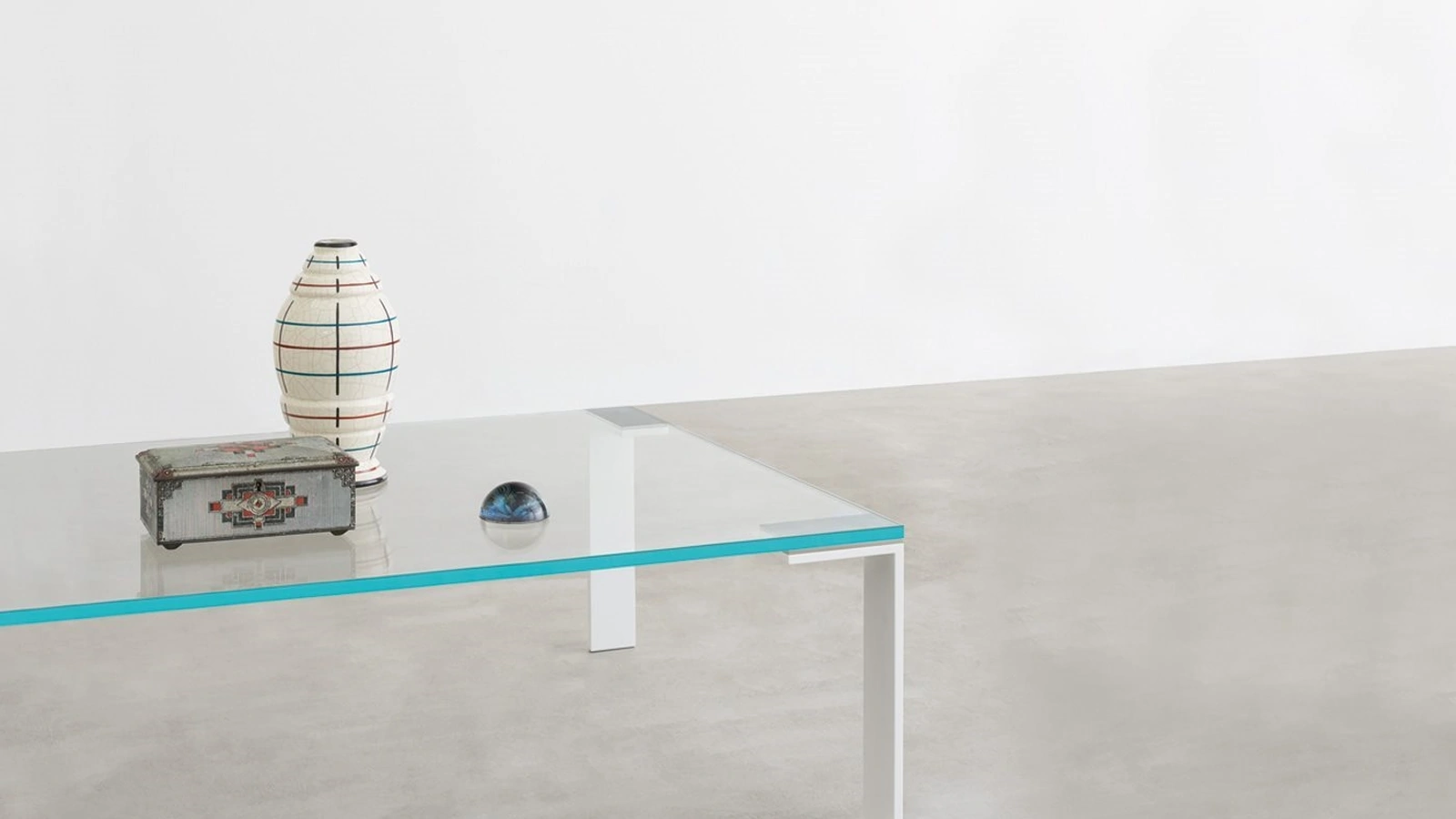 Tavolino Liko Glass con piano in cristallo temperato e gambe in acciaio di Desalto