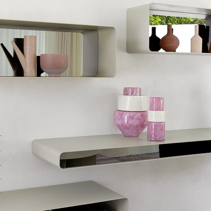 Mensole formate da una lastra di metallo curvata in maniera armonica Foglio di Flou