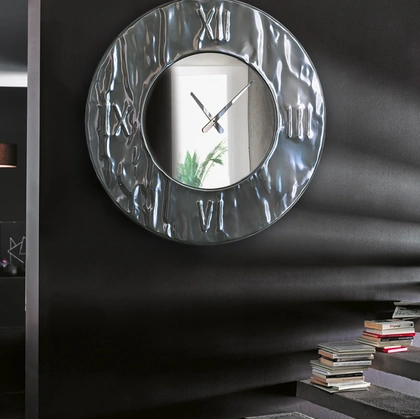 Orologio da muro modellato a mano in alluminio effetto martellato Mito di Riflessi