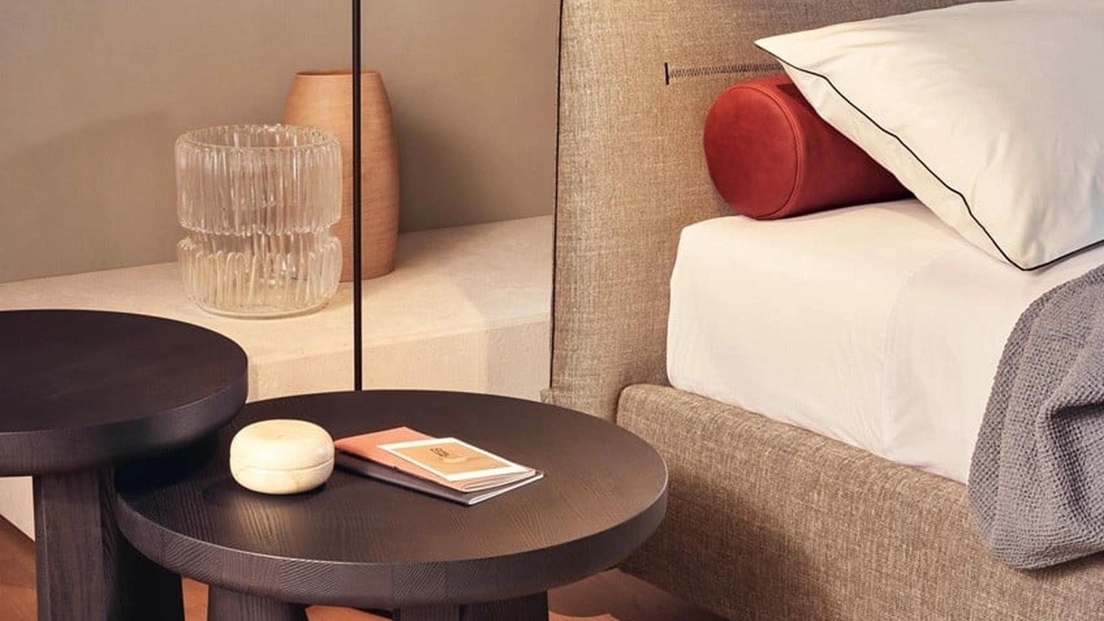 Tavolino Nara in legno Olmo massello di Poliform