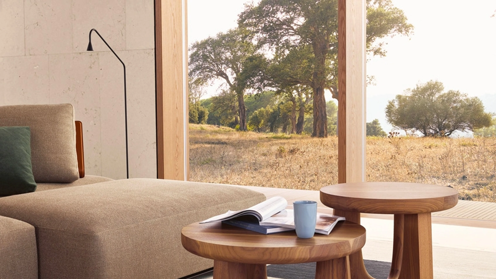 Tavolino rotondo Nara in legno massello noce gold di Poliform