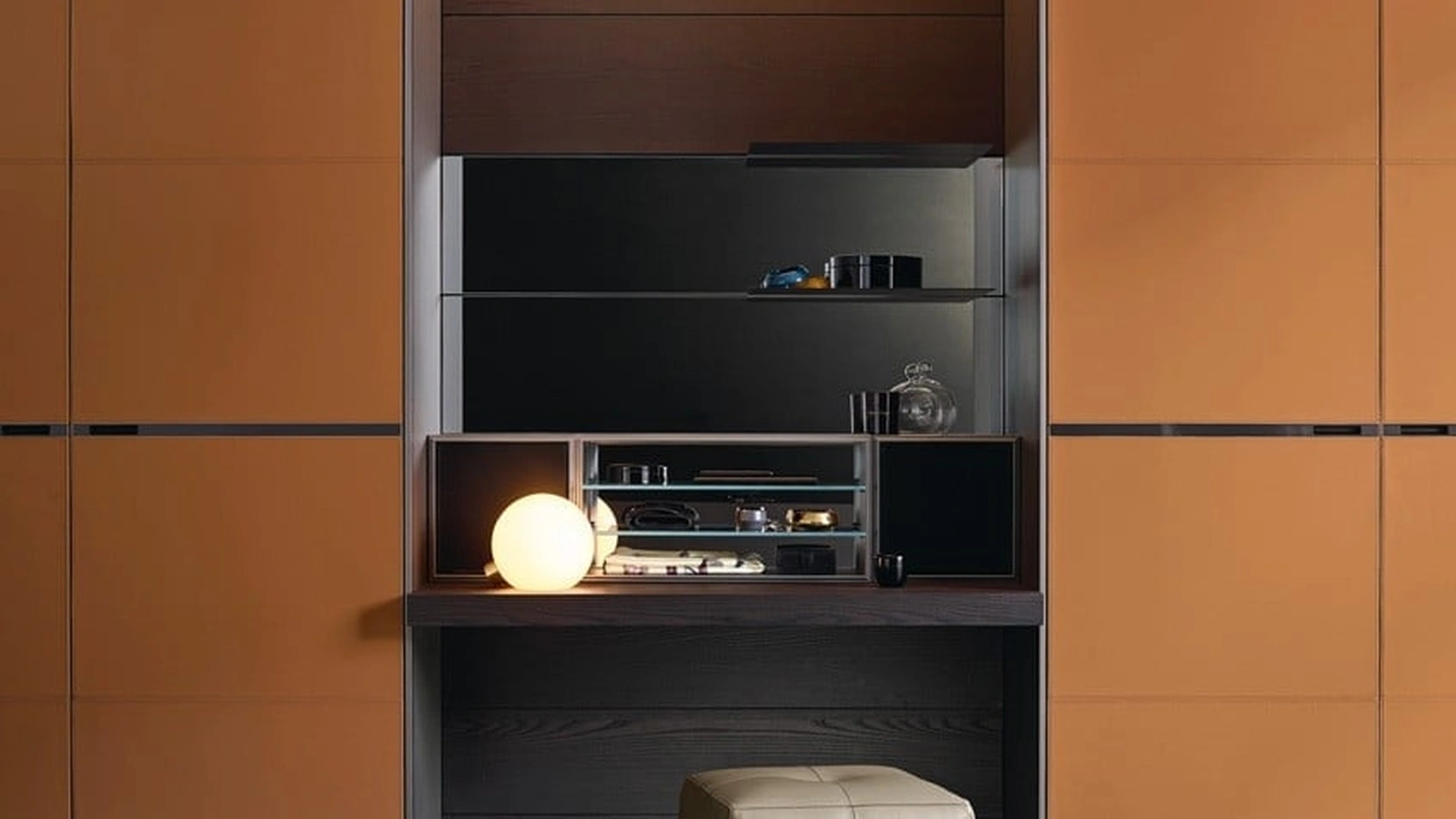 Pouf Onda rivestito in pelle di Poliform