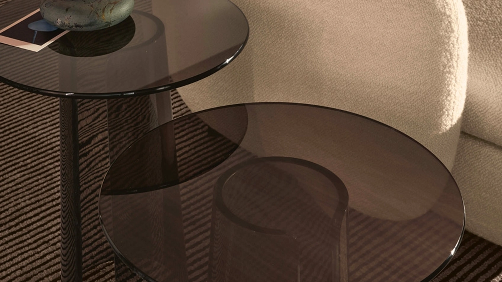 Tavolino rotondo Orbit in vetro soffiato bronzato di Poliform