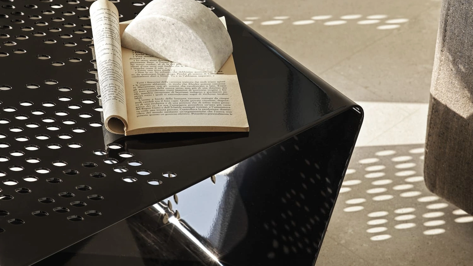 Tavolino Pattern in acciaio lavorato di Bontempi