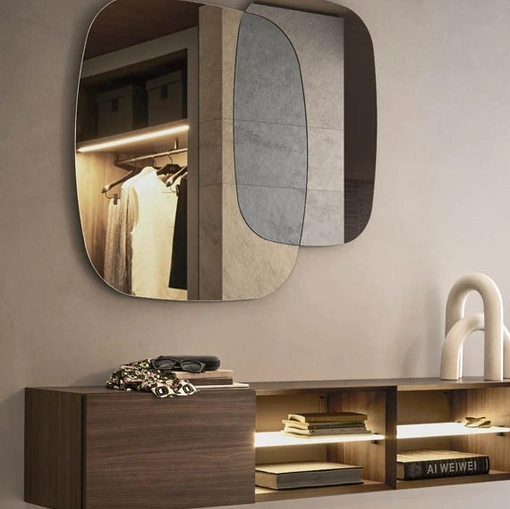 Specchio Oltre formato da tre specchi con finitura argento, fumé e piombo di Pianca