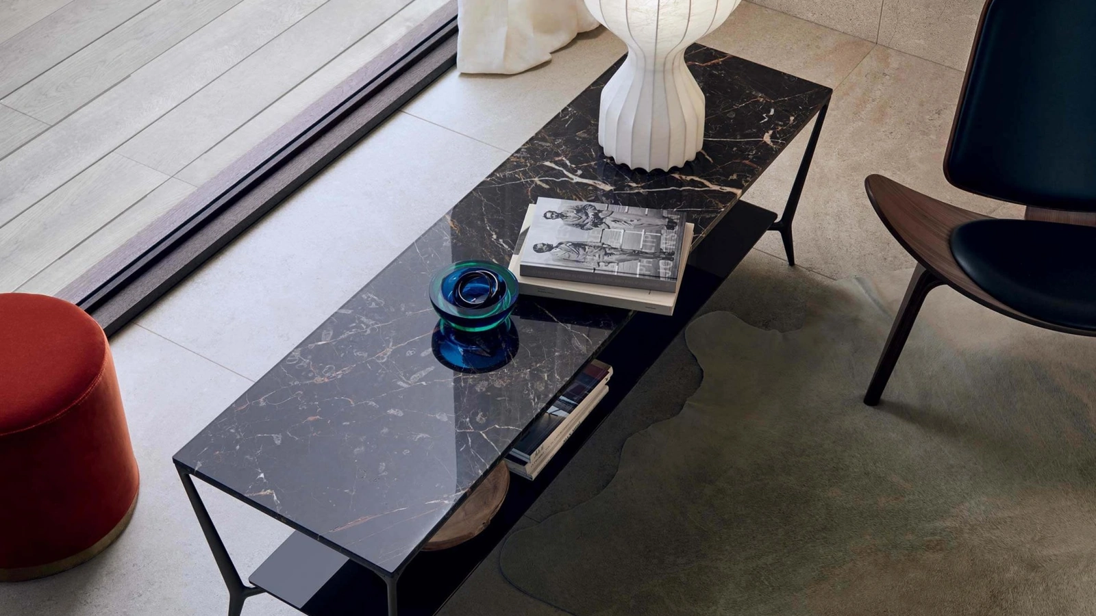 Tavolino Planet rettangolare con top in marmo e struttura in metallo di Rimadesio