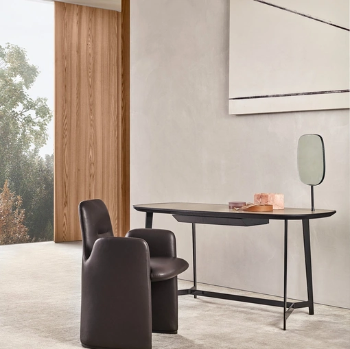 Scrittoio Mathieu in cuoio con cornice in rovere e struttura in brown nickel lucido di Poliform