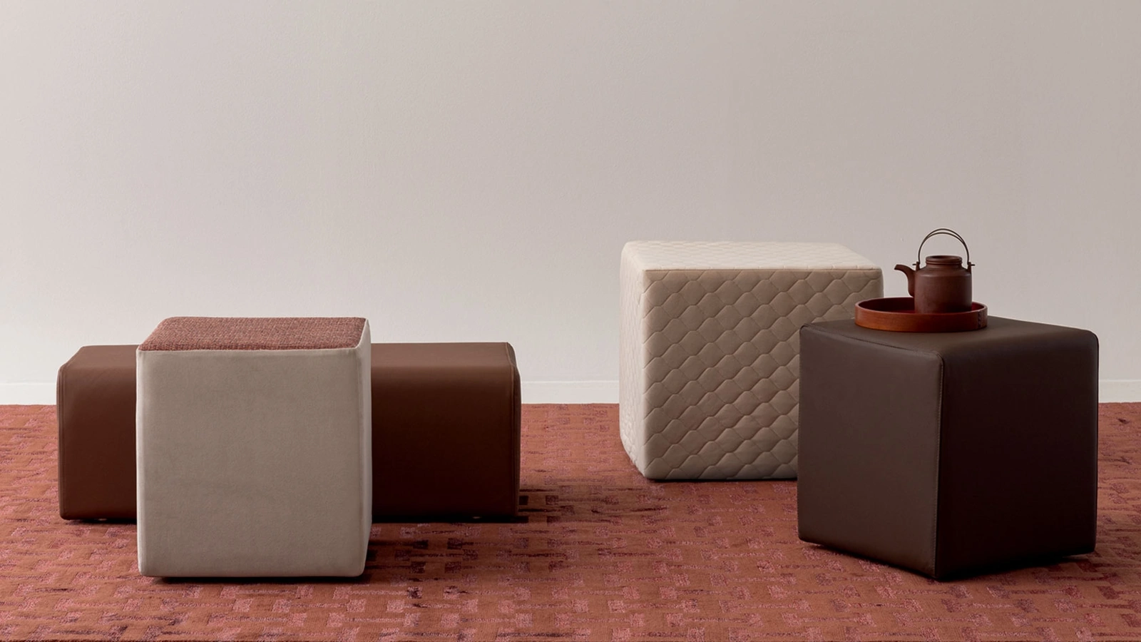 Pouf Pondo quadrato o rettangolare in tessuto o pelle di Oggioni