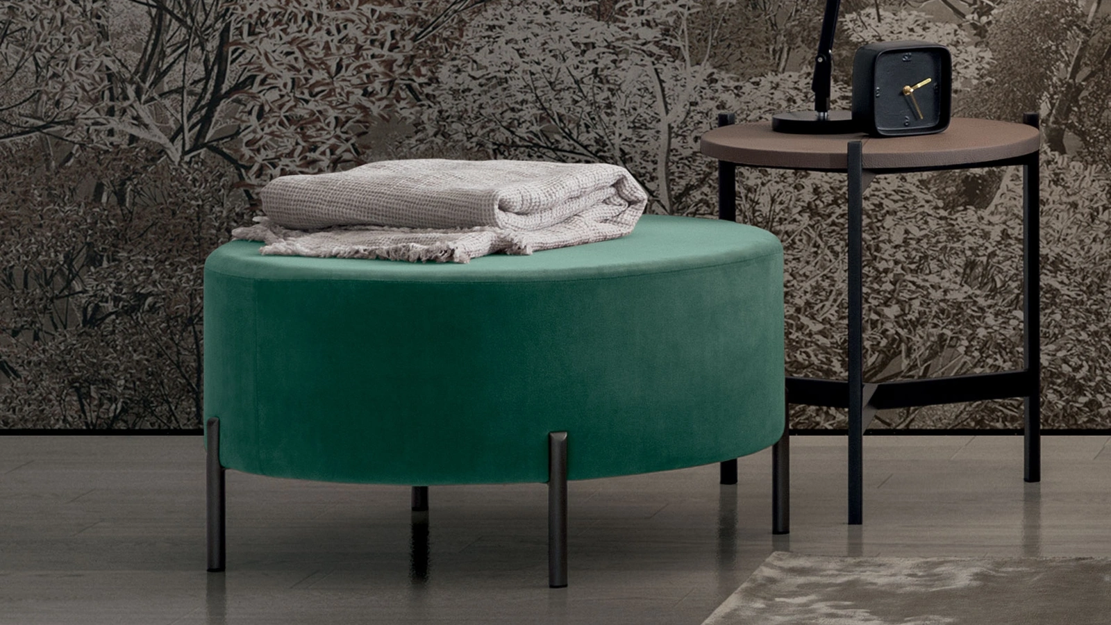 Pouf Pondo Tondo in tessuto con piedini in metallo di Oggioni