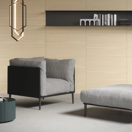 Pouf in tessuto con piedi in metallo Kubì di Novamobili