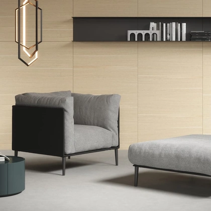 Pouf in tessuto con piedi in metallo Kubì di Novamobili