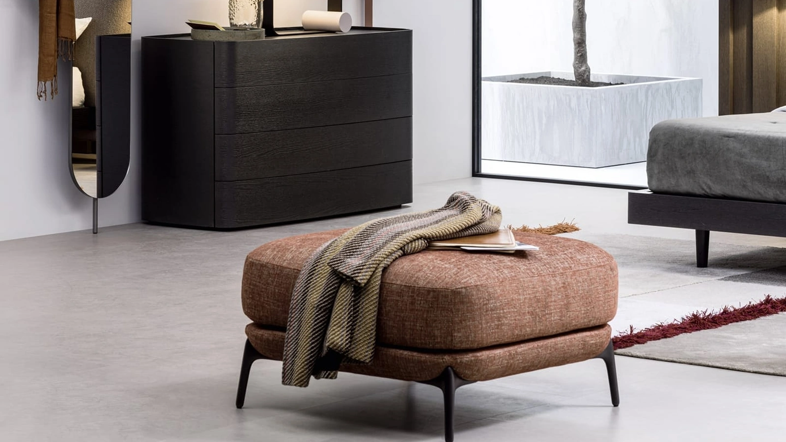 Pouf Velvet in tessuto e piedi in metallo di Novamobili