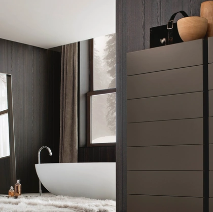 Specchiera Sara con cornice in brown nickel opaco e specchio bianco di Poliform