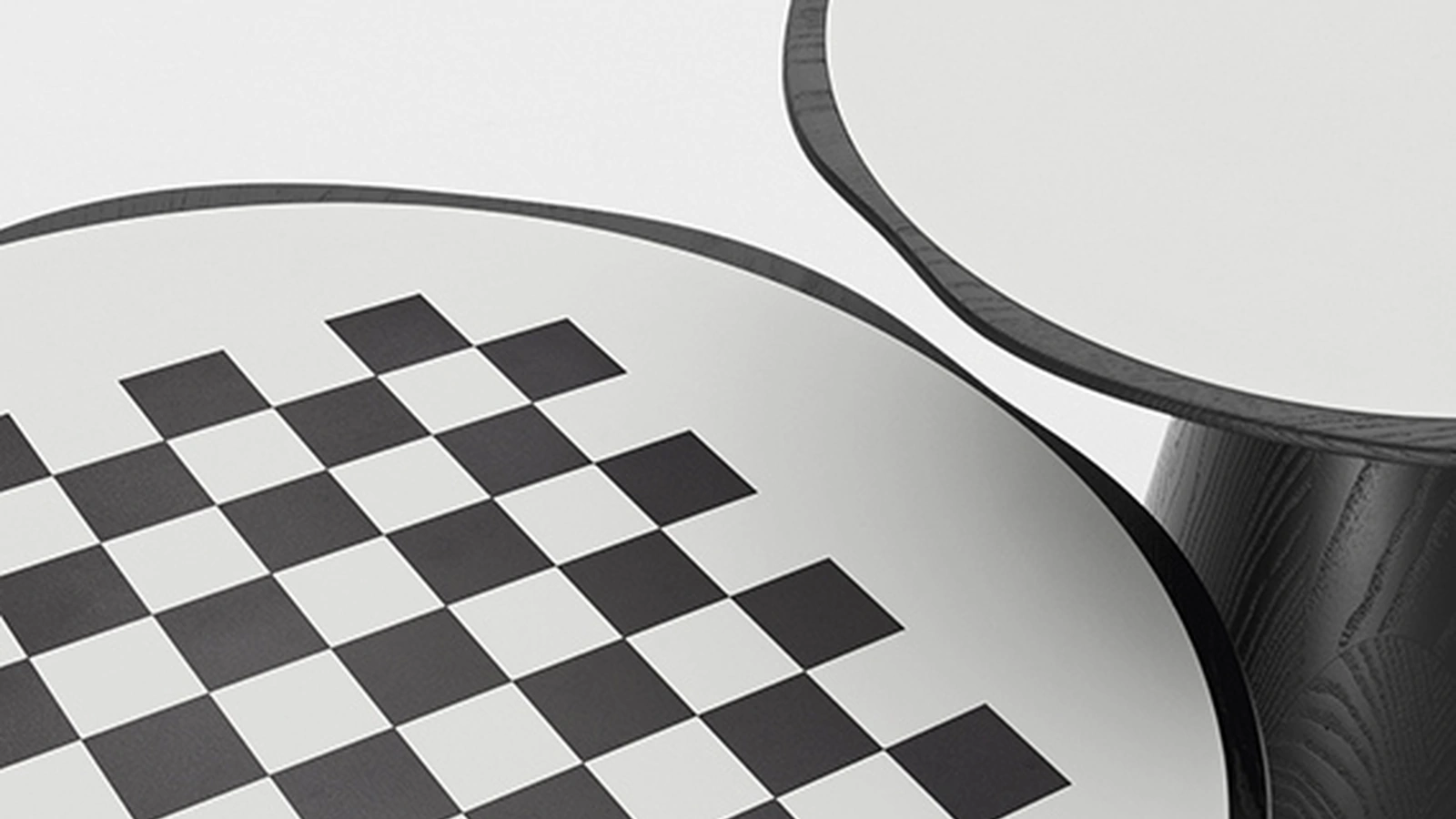 Tavolino Scacco in vetro laccato con base in Frassino Nero di Pianca