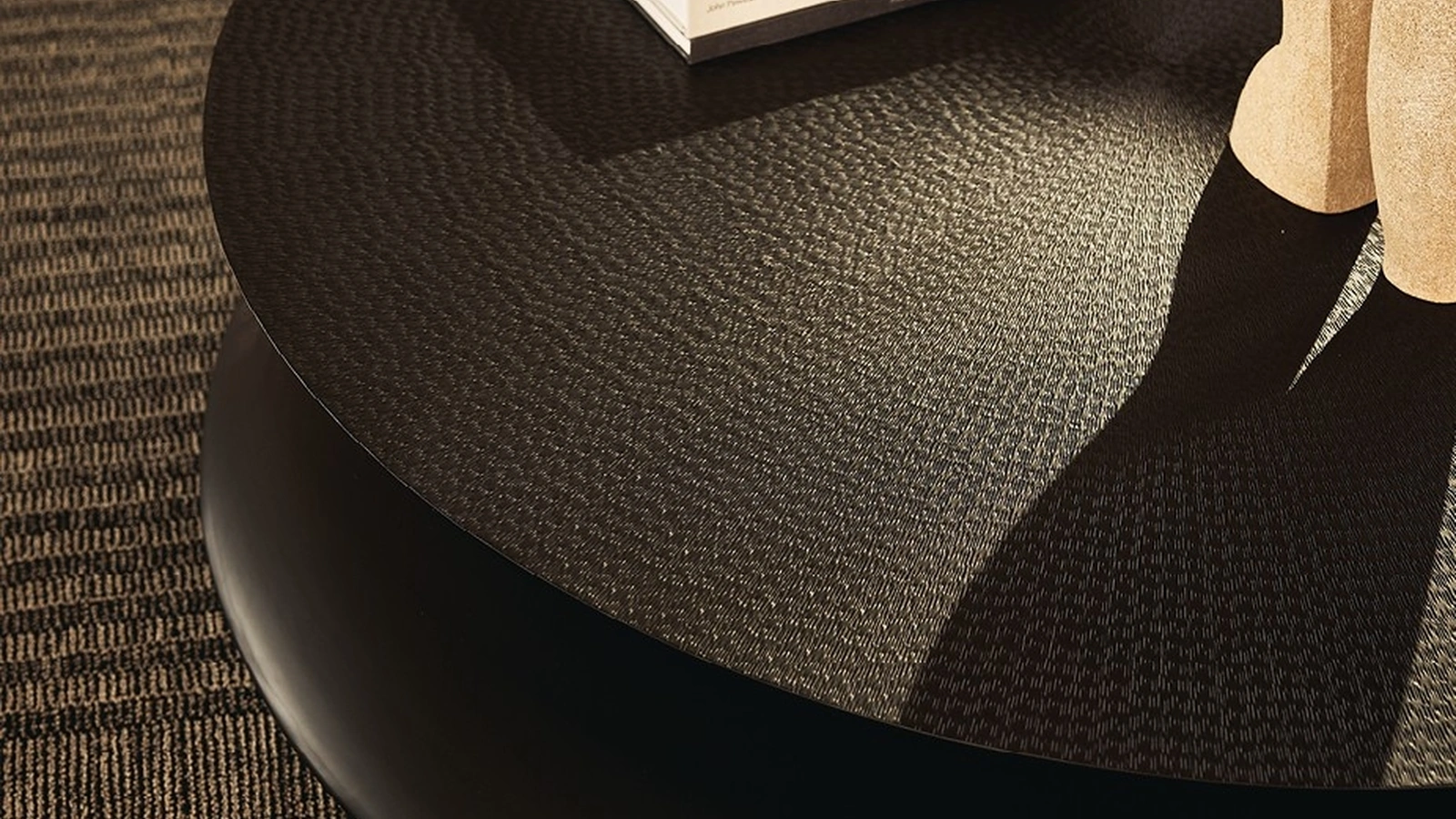 Tavolino rotondo Soori in metallo con finitura bronzo anticato di Poliform