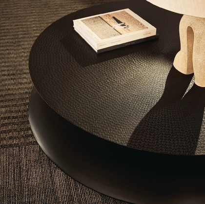 Tavolino rotondo Soori in metallo con finitura bronzo anticato di Poliform