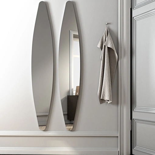 Specchio ovale dalla linea sinuosa e sottile Dioscuri di Riflessi