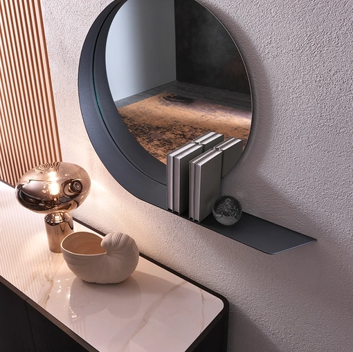 Specchio Madame con mensola che nasce dalla cornice in metallo di Riflessi