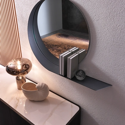 Specchio Madame con mensola che nasce dalla cornice in metallo di Riflessi