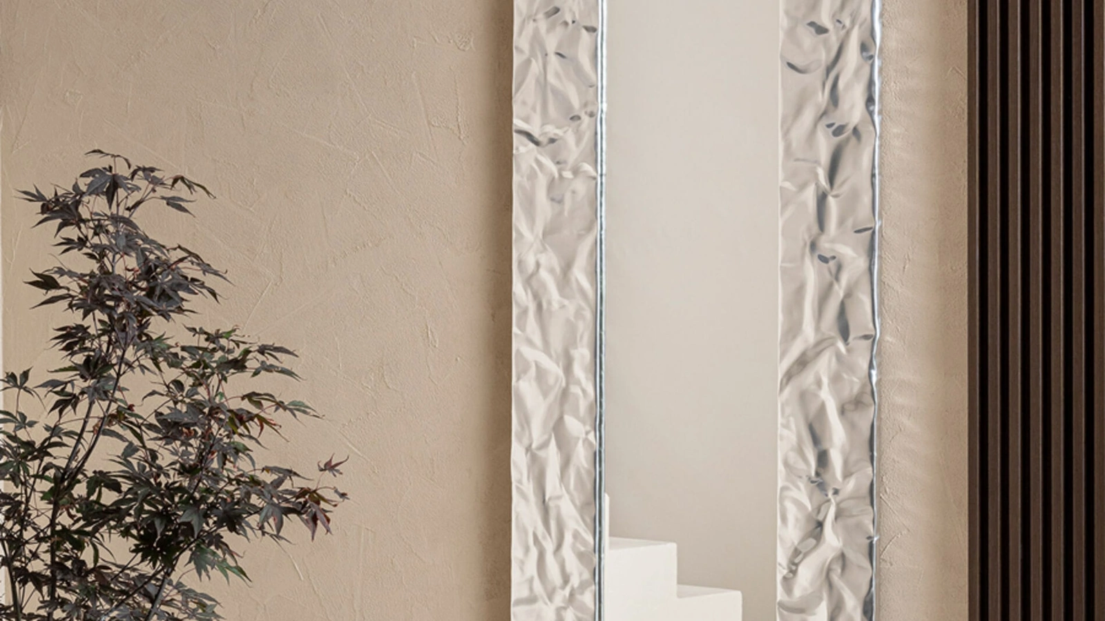 Specchio Mito con cornice in alluminio di Riflessi