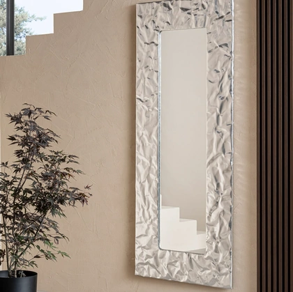 Specchio Mito con cornice in alluminio di Riflessi