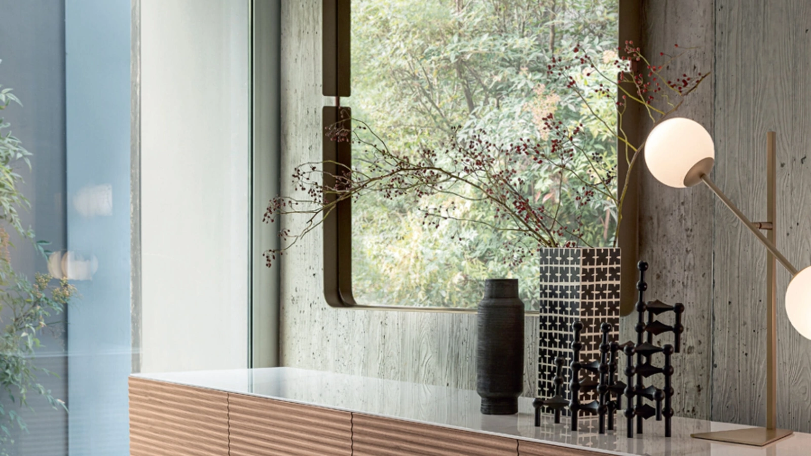 Specchio Omega con cornice in metallo di Riflessi