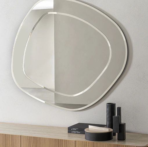 Specchio sagomato bisellato composto da due superfici specchianti sovrapposte, una in cristallo specchiante e una in cristallo specchiante fumé Sirmione di Riflessi