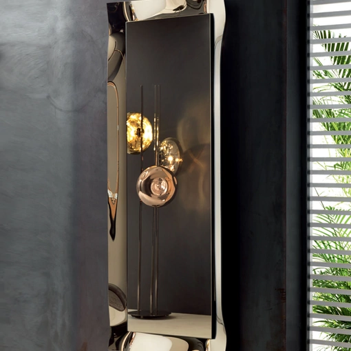 Specchio Viva con cornice specchiante curvata di Riflessi