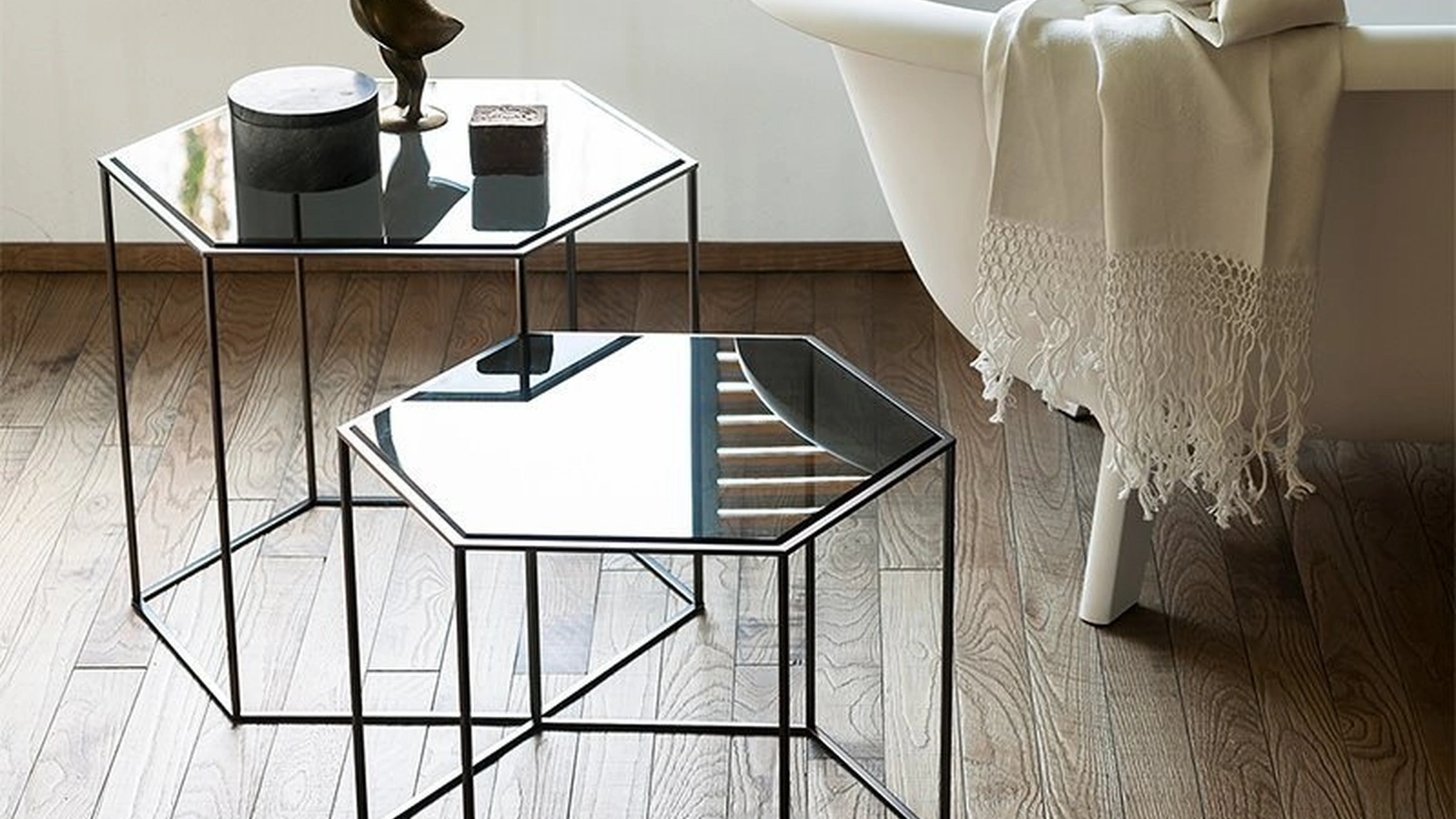 Tavolino Hexagon ispirato al reticolo alveolare con struttura in acciaio e piani in cristallo molato di Desalto