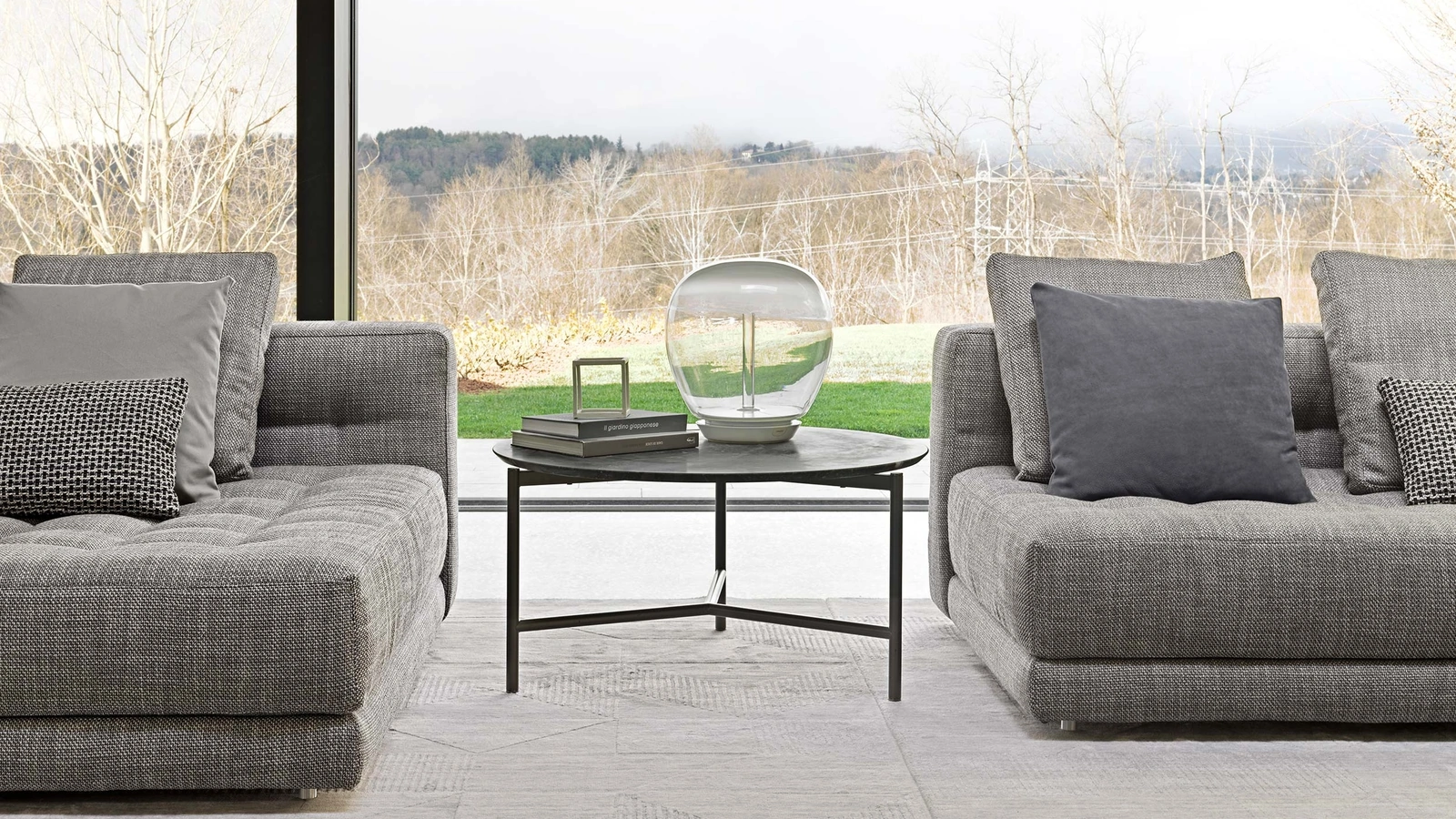 Tavolino moderno Iko in ferro brunito opaco con piano in marmo di Flou